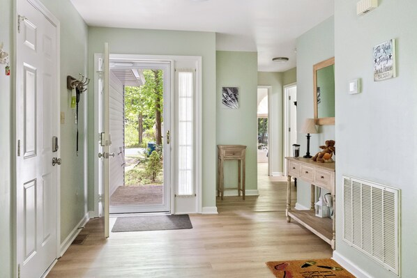 Interior - Ocean Pines- Great for large families! (Berlin)