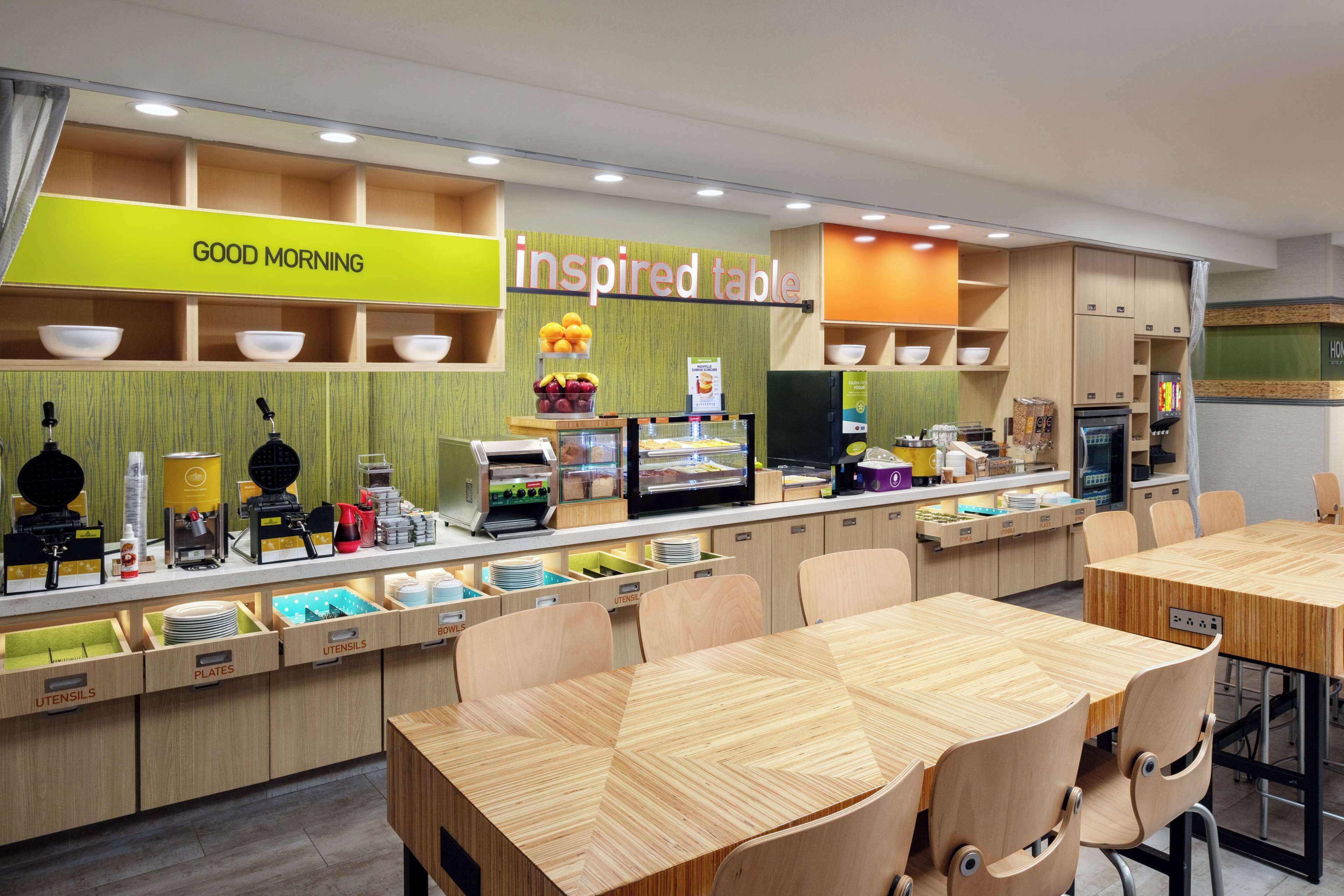 朝食 (ビュッフェ)、毎日提供 (無料)