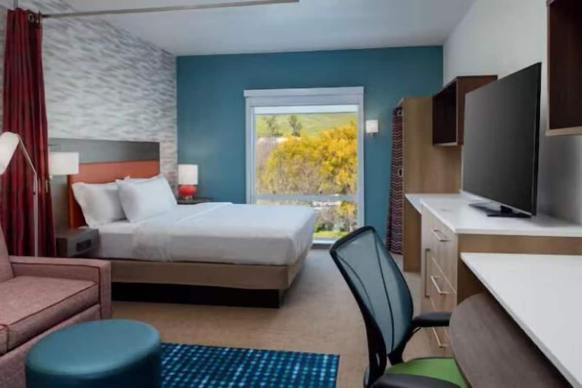 Colchones con pillow-top, tabla de planchar con plancha y ropa de cama