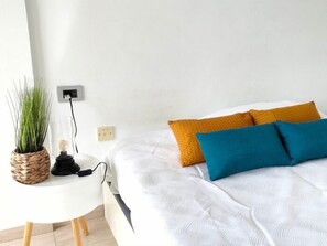 1 bedroom, iron/ironing board, internet, bed sheets