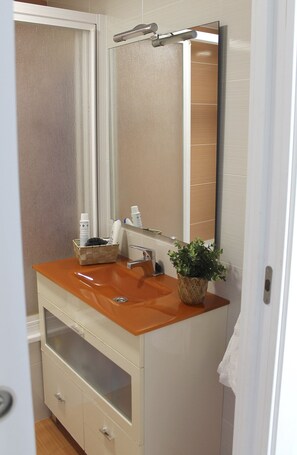 Ducha, secador de pelo, toallas y jabón