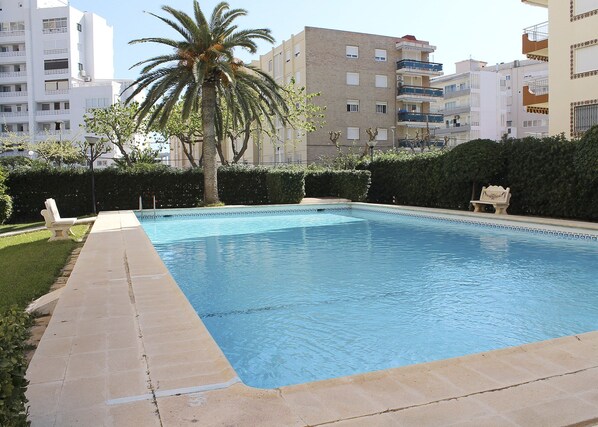 Una piscina al aire libre