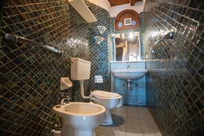 Doccia, asciugacapelli, bidet, asciugamani