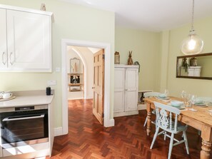 Fridge, dishwasher, electric kettle, toaster - 4 The Old Council House (Shipston on Stour)