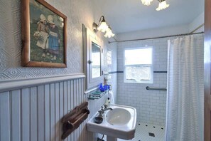 Ensemble douche/baignoire, sèche-cheveux, serviettes fournies