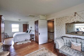 5 Schlafzimmer, Schreibtisch, Bügeleisen/Bügelbrett, Reisekinderbett