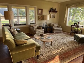 Una Smart TV, una oficina