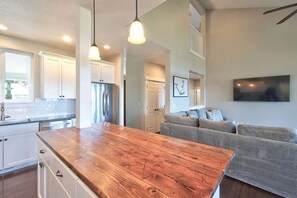 Interior - The Perch - Eola Hills Pet Friendly w Hot tub (Amity)