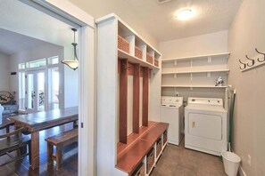 Interior - The Perch - Eola Hills Pet Friendly w Hot tub (Amity)