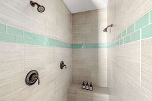 Ensemble douche/baignoire, sĂšche-cheveux, serviettes fournies, shampoing