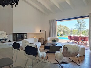 Télévision, cheminée