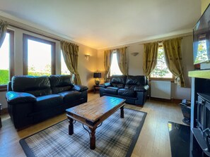 Een televisie en een open haard