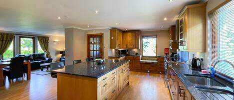 Réfrigérateur, micro-ondes, lave-vaisselle, chaise haute