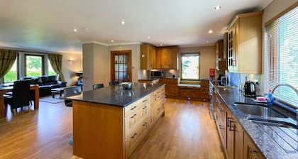 Oakwoods House - a house that sleeps 10 guests in 4 bedrooms