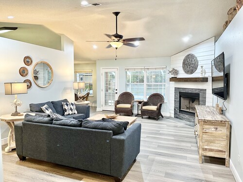 "Bayou Breeze"cPrivate Pool (Heated) Gorgeous Home! Bikes, Game room