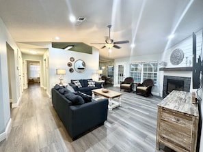 Smart TV, video games, DVD player, ping pong - "Bayou Breeze" Private Pool (Heated) Gorgeous Home! Bikes, Game room (Navarre)
