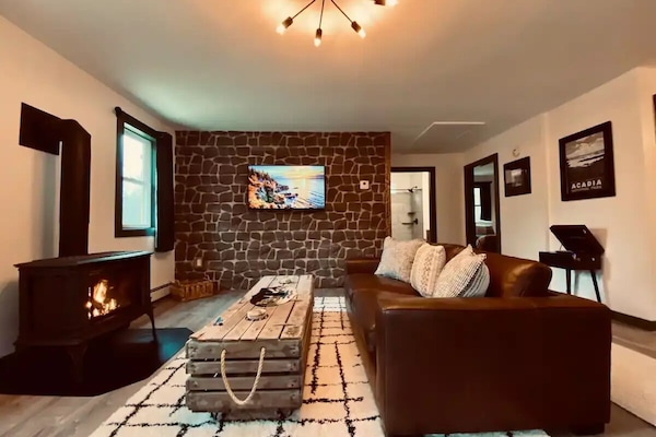 Full Tilt/Movement 50" Smart TV
Gas Fireplace