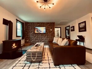 Smart TV, fireplace, books, stereo