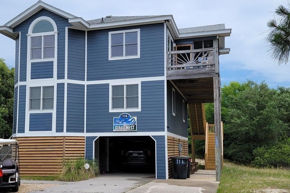 Beachside home in the heart of Duck, NC and walkable to the ocean!