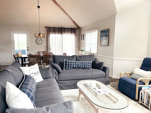 Beachside home in the heart of Duck, NC and walkable to the ocean!