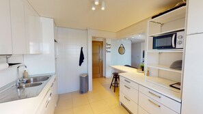 Frigorífico, microondas, horno y lavavajillas