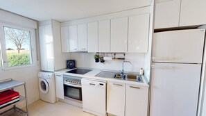 Frigorífico, microondas, horno y lavavajillas