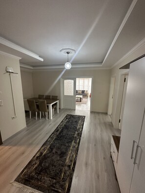 Appartement Familial | Coin séjour | Télévision LCD de 140 pouces avec chaînes par satellite, télévision