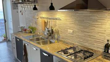 Frigorifero, forno, piano cottura, lavastoviglie