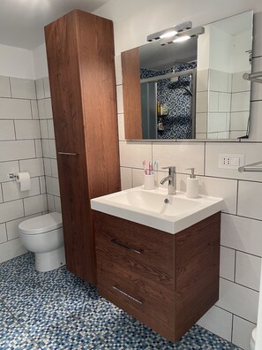 Doccia, asciugacapelli, asciugamani, carta igienica