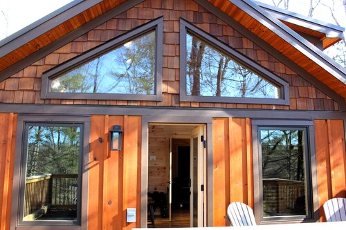 New! 1br Treetop Cabin w/gas grill & hot tub, private deck 2min to Dollywood!