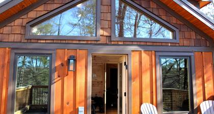 New! 1br Treetop Cabin w/gas grill & hot tub, private deck 2min to Dollywood!