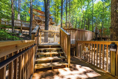 NEW! Cute, Comfy 2br Treetop Cabin w/Private Hot Tub, Gas Grill, 2 Decks!