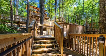 NEW! Cute, Comfy 2br Treetop Cabin w/Private Hot Tub, Gas Grill, 2 Decks!