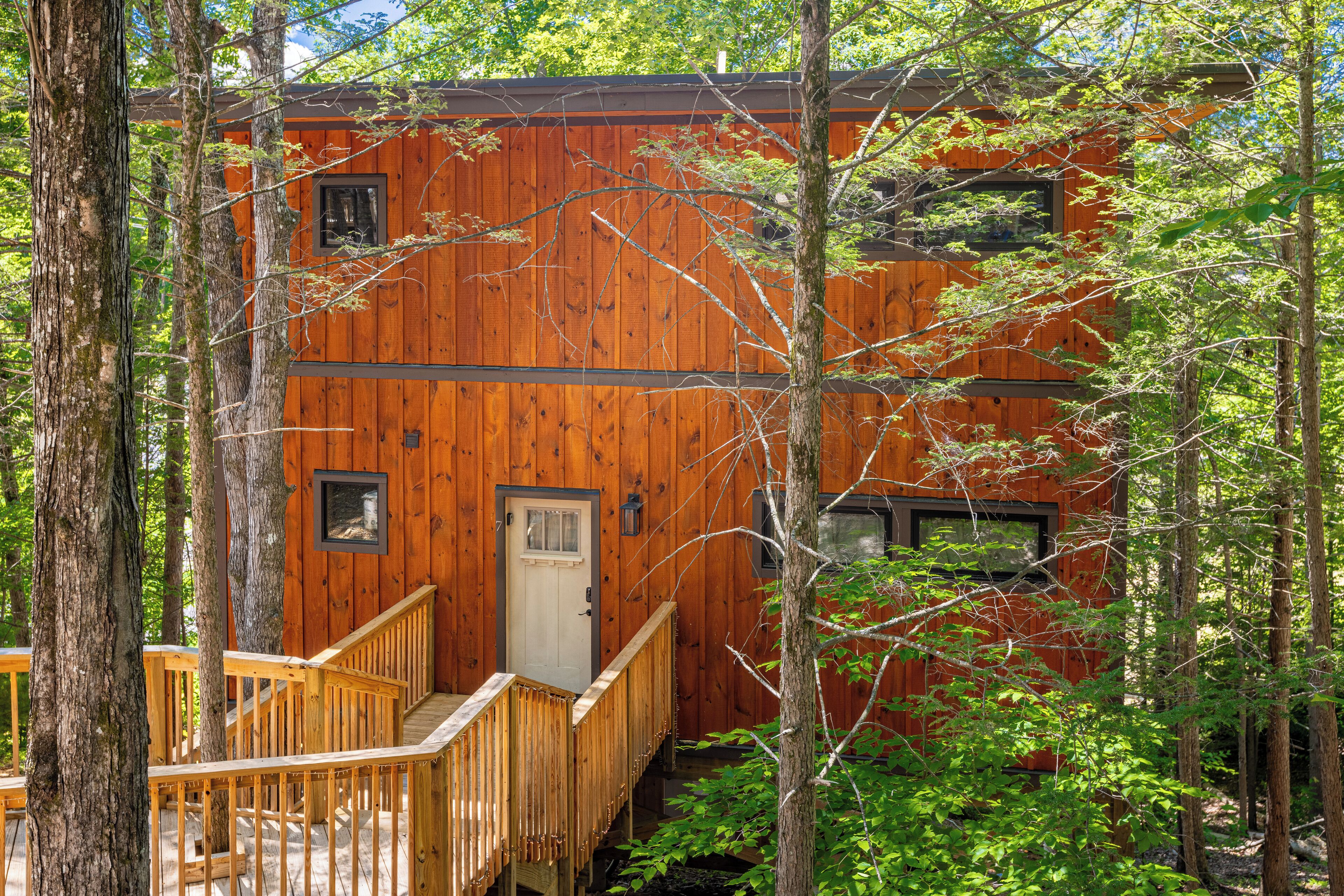 NEW! Cute, Comfy 2br Treetop Cabin w/Private Hot Tub, Gas Grill, 2 Decks!