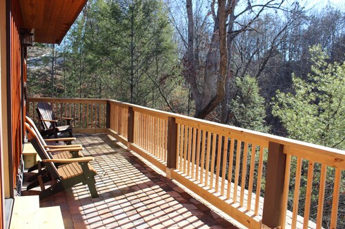New! CABIN IN THE TREETOPS 2 br/sleeps 6, Private Hot Tub, Gas Grill, 2 Decks