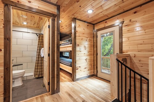 New! CABIN IN THE TREETOPS 2 br/sleeps 6, Private Hot Tub, Gas Grill, 2 Decks