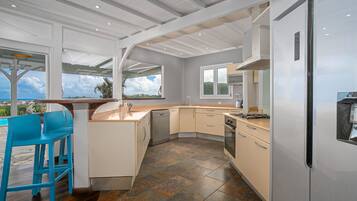 Réfrigérateur, tables à manger