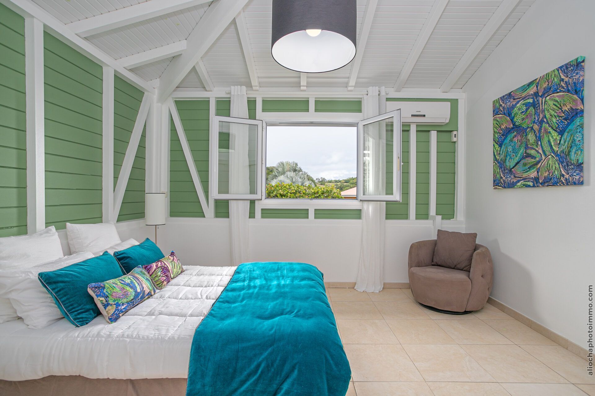 4 室のベッドルーム、デスク、インターネット