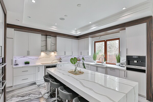 ثلاجة، ميكروويف، فرن، موقد طهي مسطح