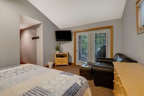 5 bedrooms, iron/ironing board, free WiFi, bed sheets - 100% Ski In Ski Out|Combined Upper and Lower unit| 5 Bedroom | Gas Fireplace (Boyne Fallss)