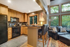 Fridge, microwave, oven, stovetop - 100% Ski In Ski Out|Combined Upper and Lower unit| 5 Bedroom | Gas Fireplace (Boyne Fallss)