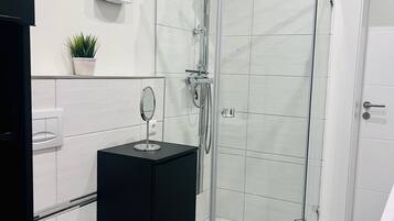 Dusche, Haartrockner, Handtücher, Seife