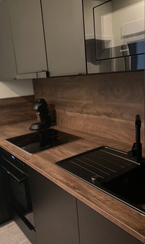 Kühlschrank, Mikrowelle, Ofen, Herdplatte