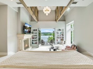 5 habitaciones, escritorio y tabla de planchar con plancha 