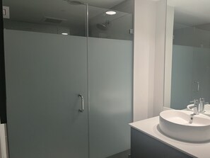 Asciugacapelli, asciugamani, sapone, shampoo