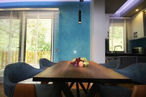 Deluxe-Apartment, Küche | Eigene Küche | Umweltfreundliche Reinigungsmittel werden bereitgestellt, Esstisch