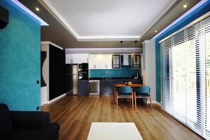 Deluxe-Apartment, Küche | Minibar, Zimmersafe, Schreibtisch, laptopgeeigneter Arbeitsplatz