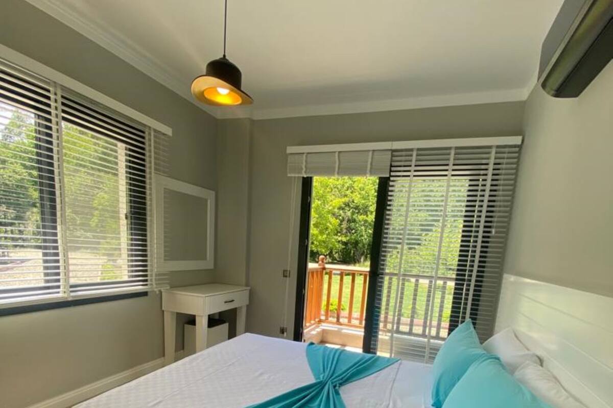 Deluxe-Apartment, Küche | Minibar, Zimmersafe, Schreibtisch, laptopgeeigneter Arbeitsplatz