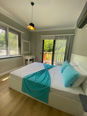 Deluxe-Apartment, Küche | Minibar, Zimmersafe, Schreibtisch, laptopgeeigneter Arbeitsplatz