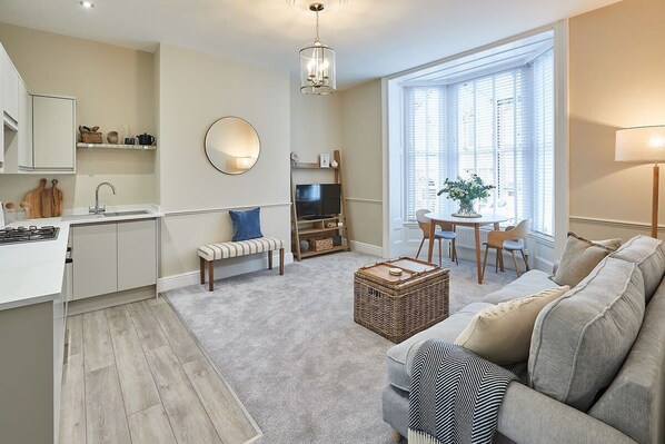 TV, offices - Host & Stay | Silver Beach (Whitby)